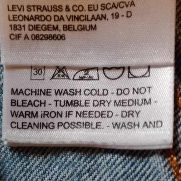 Levi's  Premium Wedgie Style Size 28 Jeans. Can Be Unisex ? Supercute Style/ Fit - Picture 8 of 13